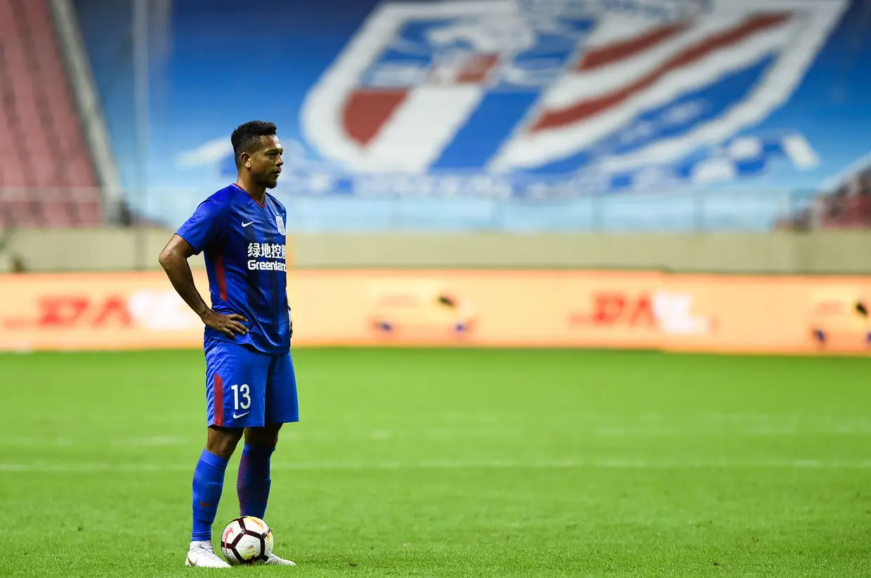 O ex-portista Freddy Guarin saiu da China, depois de quatro anos no Shanghai Shenhua e está sem clube, aos 33 anos