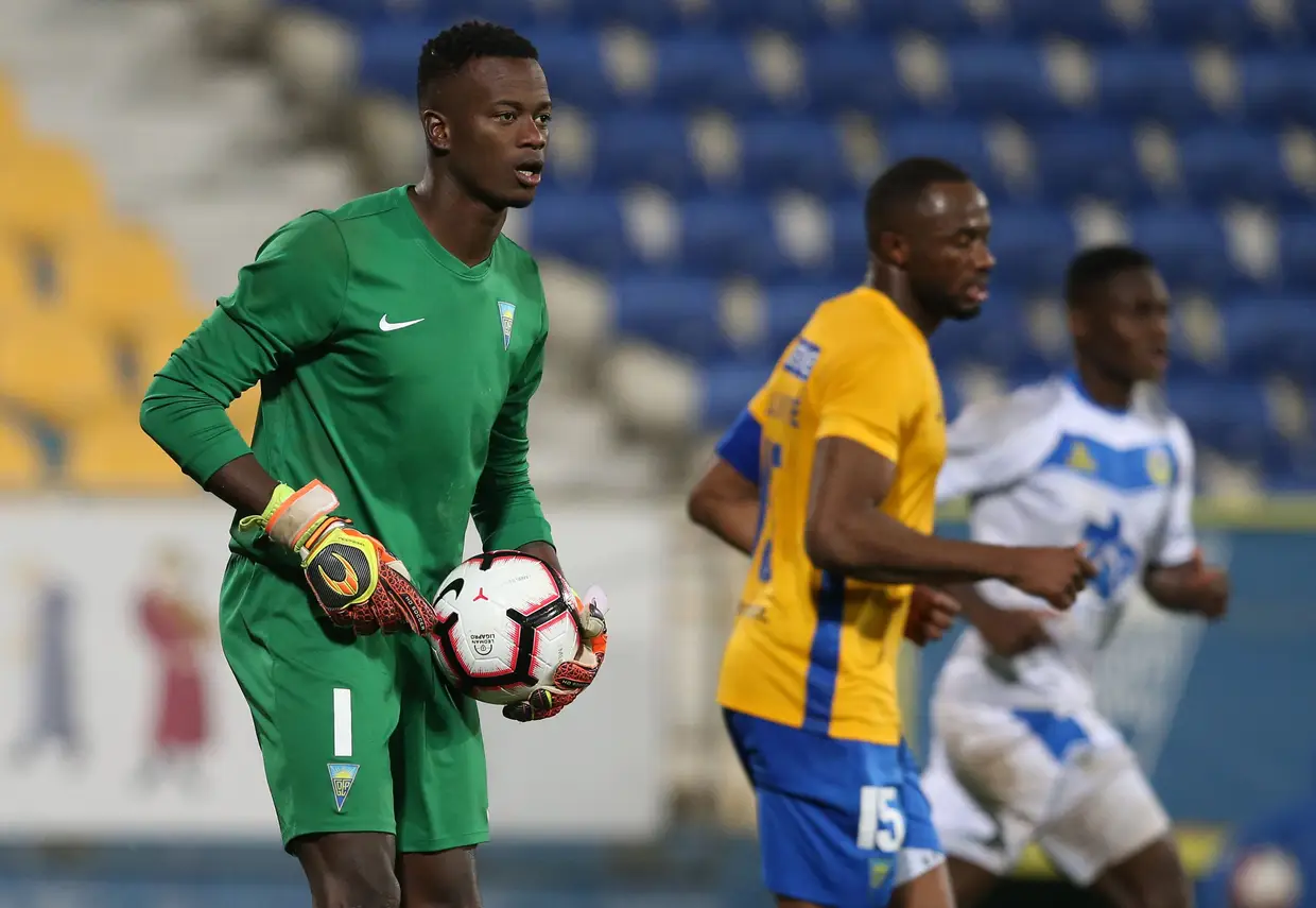 Depois de completar 30 jogos pelo Estoril Praia na época passada, Thierry Graça, 24 anos, abandonou a Amoreira e ainda está sem clube