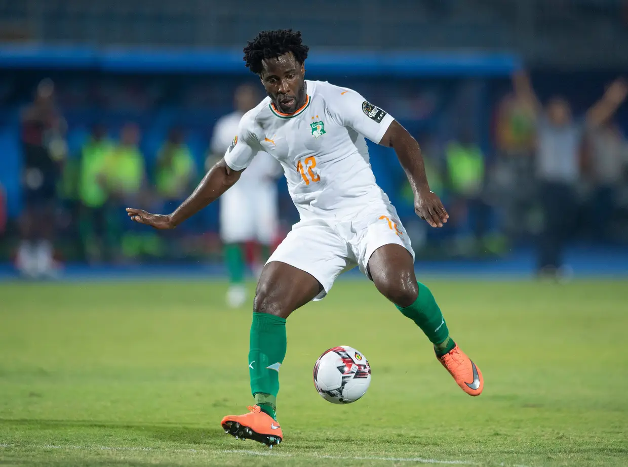 Wilfried Bony este no Qatar, no Al-Arabi, na época passada, por empréstimo do Swansea, onde tinha passado as épocas anteriores, mas terminou contrato