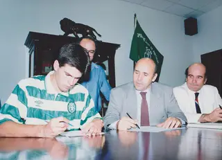 Nélson no momento em que assina contrato com o Sporting, liderado por Sousa Cintra