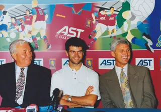Nélson na apresentação do Aston Villa, com Doug Ellis e Brian Little