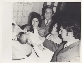 Nélson com os pais e padrinhos no dia do seu baptizado, na igreja de Rio Tinto