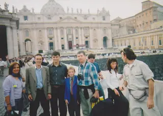 Nélson (3ª à esquerda) no Vaticano, em 2002, na Canonização do fundador do Opus Dei, São Josemaria Escrivá Balaguer