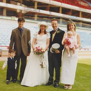 Nélson (à equerda) com o filho Ivan, a mulher e a filha Natacha (à direita), no casamento dos amigos Rachel e Pete, o veterinário do seu cão em Inglaterra