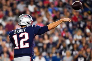 Tom Brady tem seis títulos de campeão do Superbowl no bolso. E volta a ser um dos favoritos na 100.ª temporada da NFL