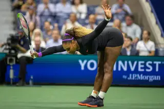 Serena a fazer a vénia ao estádio onde há 20 anos venceu o primeiro título do Grand Slam. Vinte anos depois, é no US Open que pode levantar o 24.º