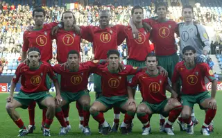 Carlitos (com a camisola 19) na seleção de sub-21 que disputou o Euro 2004