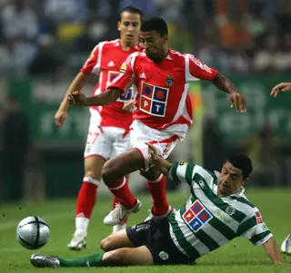 Carlitos, já no Benfica, passa por cima de Rodrigo Tello, do Sporting