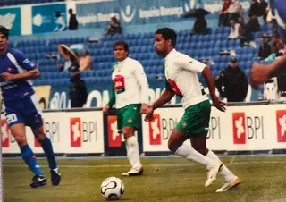 Carlitos foi emprestado pelo Benfica ao V. Setúbal, onde jogou uma época