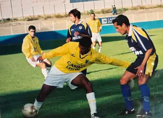 Carlitos (com a bola) na sua primeira passagem pelo Estoril Praia, depois do Amora FC