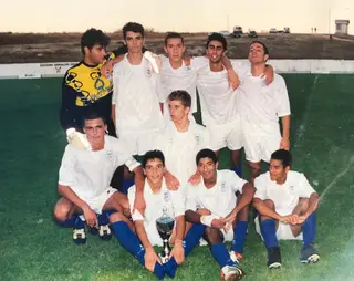 Carlitos ( centor em baixo) e alguns colegas da equipa júnior com quem tinha acabado de conquistar um torneio pelo Amora FC