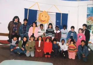 Na esvcola primária. Carlitos é o 3º, atrás à direita