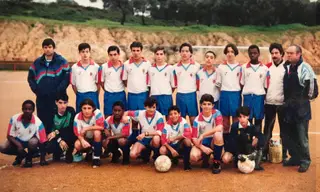 Carltios (junto à bola) com uma das suas equipas do Arrentela