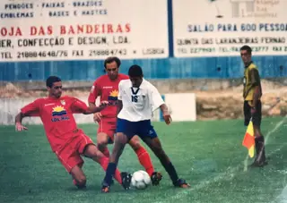 Carlitos (ao centro) num jogo pelo Amora