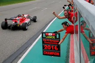 A festejar o título de Lance Stroll na F3, em 2016. No ano seguinte, seguiram os dois para a Fórmula 1