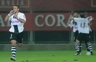 Orlando Sá (à esquerda) jogou uma época no Nacional da Madeira