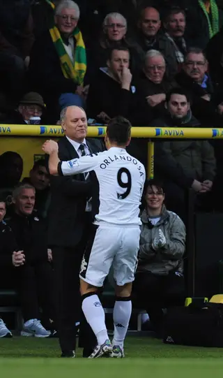 Orlando Sá celebra a marcação de um golo com o técnico do Fulham, Martin Jol