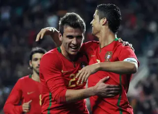 Orlando Sá festeja um golo com Cristiano Ronaldo, na seleção