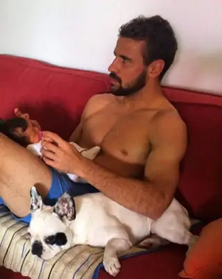 Orlando Sá com a filha Maria Benedita recém nascida, ao colo, ao lado da sua cadela "Zara"