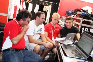 Pinto (2.º à esq.) logo seguido de Felix Rosenqvist e Jake Dennis. O primeiro na foto é Luca Baldisserri, engenheiro chefe da Ferrari nos anos áureos de Schumacher
