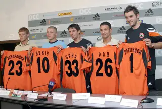 Srna chegou ao Shakhtar em 2003 juntamente com Zvonimir Vukic, Razvan Rat, Stipe Pletkosa e Sergei Zakarlyuka