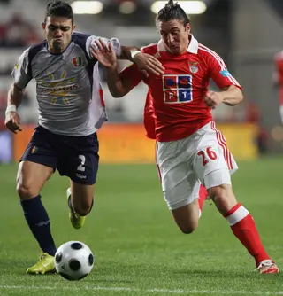 Rui Duarte (à esquerda) num jogo do E. Amadora com o Benfica