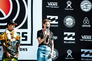 Sophie Goldschmidt em palco, ao lado de Gabriel Medina, o ano passado, quando o brasileiro se tornou campeão do mundo, no Havai.