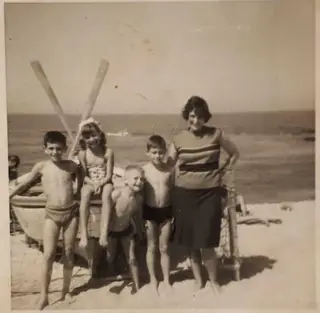 Toni Conceição (no meio) com a mãe e os irmãos numa ida à praia