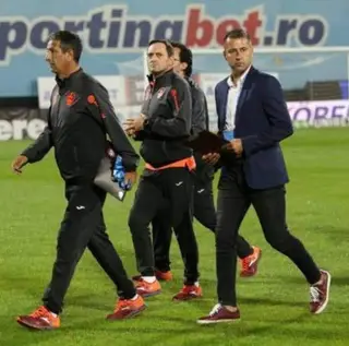 Toni (no centro) a preparar-se para mais um jogo do Cluj da Roménia