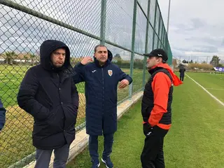 Toni (à direita) à conversa com o selecionador da Roménia (no centro), antes de uma convocatória