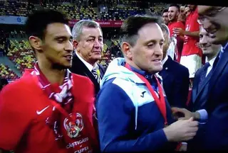 Toni a receber a medalha pela conquista da Taça da Roménia, feito que alcançou três vezes