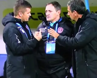 Toni (no centro) a ouvir os colaboradores mais próximos num jogo do Cluj