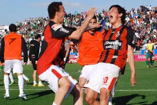 André Castro (à direita) festeja um golo marcado ao serviço do Olhanense