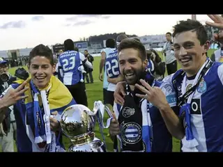 André Castro (à direita) com João Moutinho e James Rodrigues no festejo do título do FCP em 2012/13