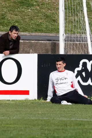 André Castro com o pai (à esquerda), no Sporting de Gijón, clube espanhol para o qual foi emprestado em 2010/11
