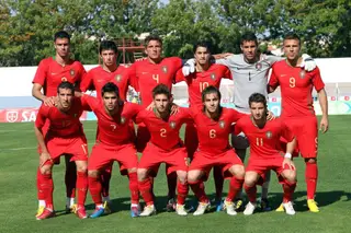 André Castro (2ª atrás à esquerda) na seleção de sub-19