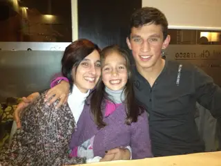 André Castro com as duas irmãs, em 2012