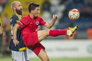 André Castro chuta a bola sob o olhar de Raúl Meireles, durante um jogo na Turquia