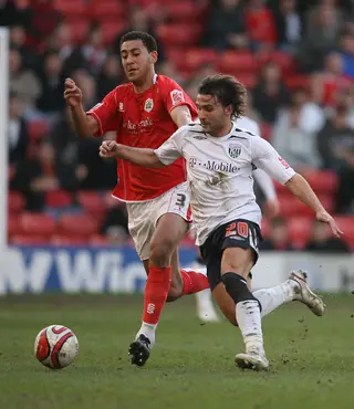 Na época 2009/10 Filipe (à direita) jogou pela equipa inglesa do Barnsley
