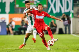 Filipe (com a bola) jogou pelo Rapid de Bucarest em 2011/12