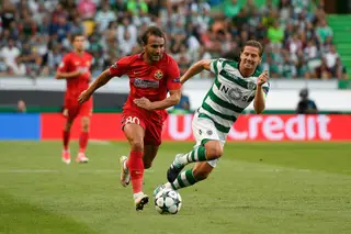 Filipe aqui em representação do Steaua Bucuresti e Adrien Silva (à direita) num jogo da Liga Europa, em 2017