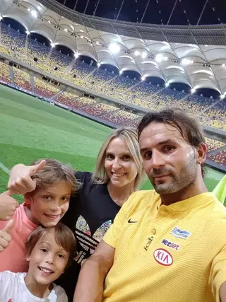 Filipe com a mulher e filhos no estádio do FCSB na Roménia