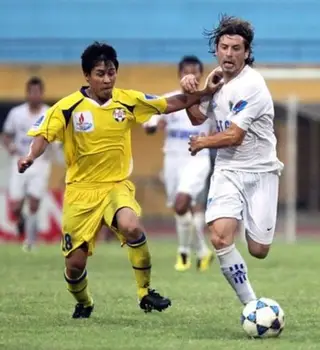 Fangueiro (à direita) jogou pelo T&T Ha Noi