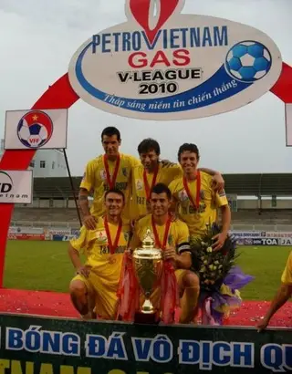 Fangueiro (ao centro atrás) conquistou o campeonato da liga vietnamita