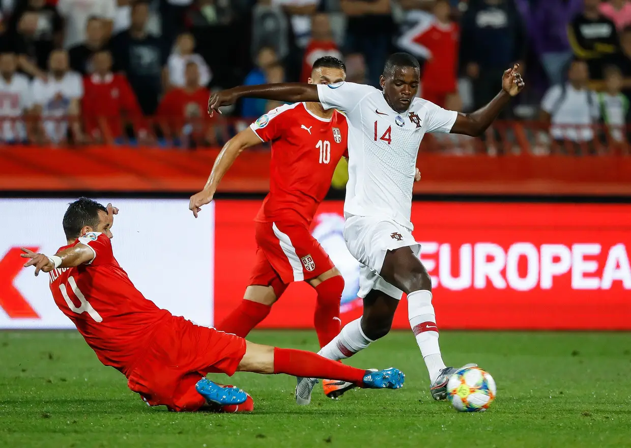 Na Sérvia, Portugal venceu por 4-2, com golos de William Carvalho, Gonçalo Guedes, Cristiano Ronaldo e Bernardo Silva