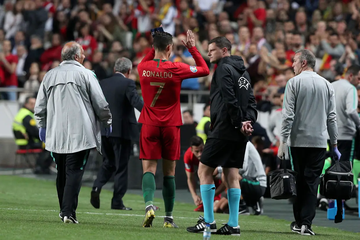 Segundo desaire, outra vez na Luz. Danilo marcou o golo contra a Sérvia (1-1) e Ronaldo saiu lesionado