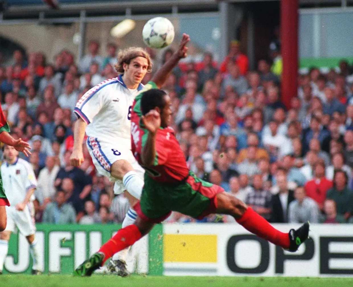A aventura no Euro96 terminou quando Karel Poborsky fez este chapéu a Baía, nos quartos de final. Na fase de grupos, a seleção passou à frente da Croácia, Dinamarca e Turquia