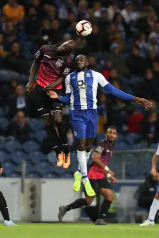Edinho (à esquerda) disputa a bola com Marega do FCP