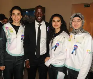 Edinho com algumas fãs na Turquia