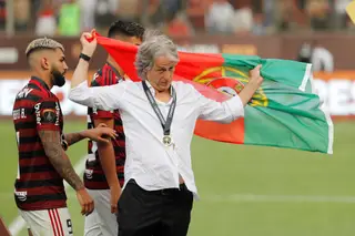 Jorge Jesus com a bandeira portuguesa, depois de conquistar a Libertadores, em novembro de 2019